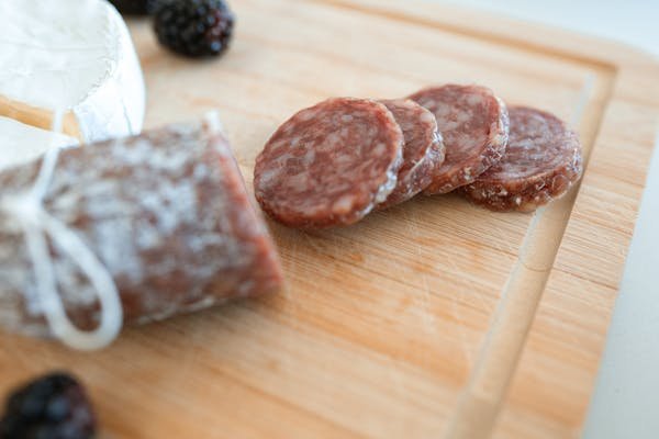 Savourez les meilleures boxes de saucisson artisanal disponibles